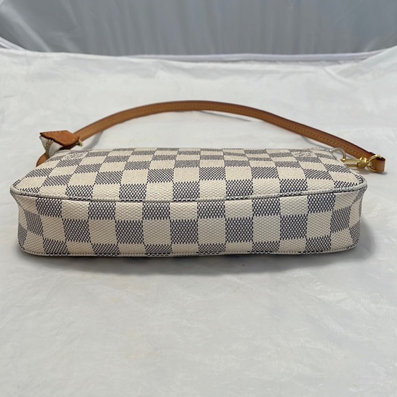 LOUIS Vuitton Pochette Accessories - Picture 7 of 15